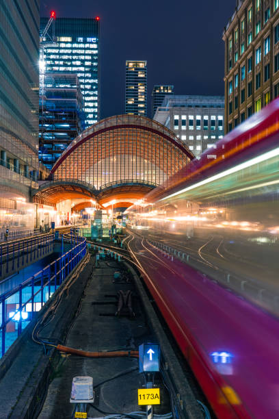 vue sur la gare de canary wharf, londres, royaume-uni - canary wharf railway station photos et images de collection