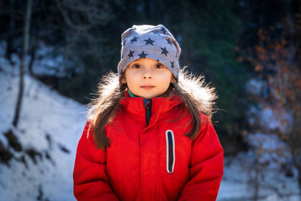 retrato frontal de niña de 5 años en invierno día soleado - 6 7 years lifestyles nature horizontal fotografías e imágenes de stock