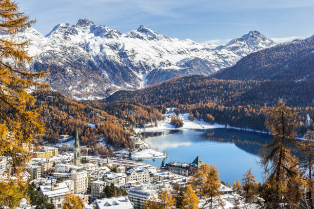 vue de saint-moritz, depuis la haute colline avec la première nouvelle neige - european alps europe high up lake photos et images de collection
