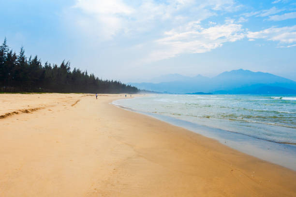 spiaggia vicino alla città di danang, vietnam - nuoc foto e immagini stock