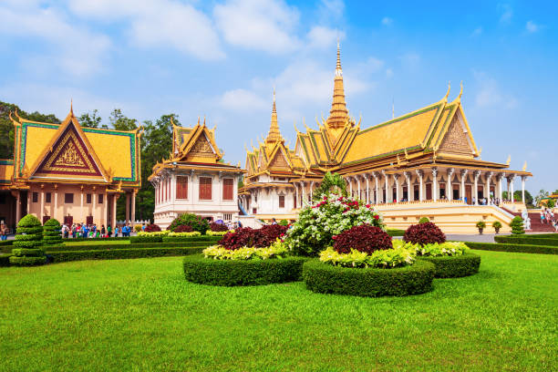 königspalast in phnom penh - wat blue ancient old stock-fotos und bilder