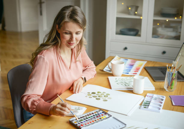 istock woman artist at work 1353086930