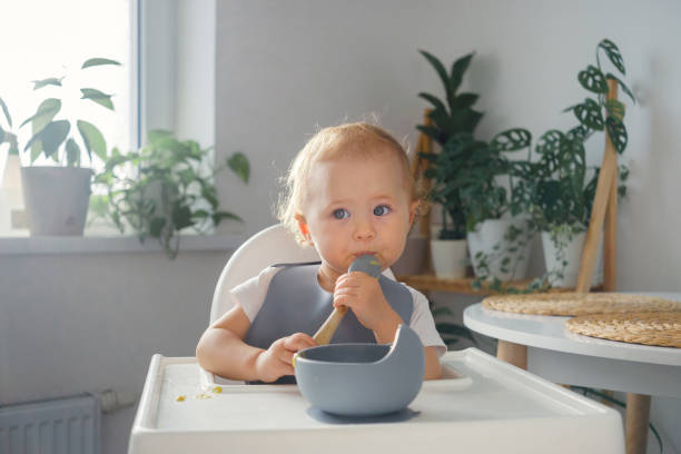 kuvapankkikuvat ja rojaltivapaat kuvat aiheesta vauvan ruokinta - one baby girl only