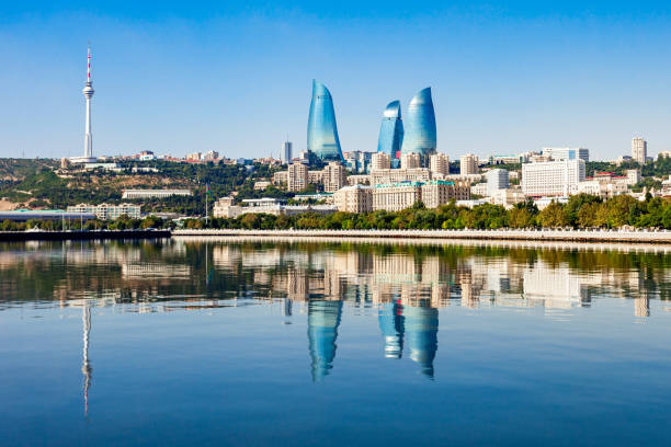 horizonte de la ciudad de bakú en azerbaiyán - azerbaiyán fotografías e imágenes de stock