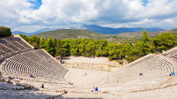 epidauros ancient theatre, grecja - epidaurus greece epidavros amphitheater zdjęcia i obrazy z banku zdjęć