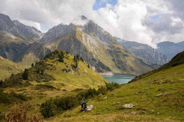 горы и озеро шпуллерзее - форарльберг - австрия - lechtal alps стоковые фото и изображения