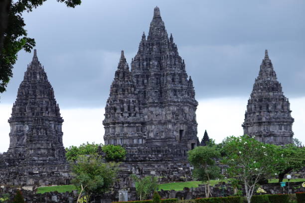 il tempio di prambanan è uno dei templi più belli di yogyakarta - prambanan temple foto e immagini stock