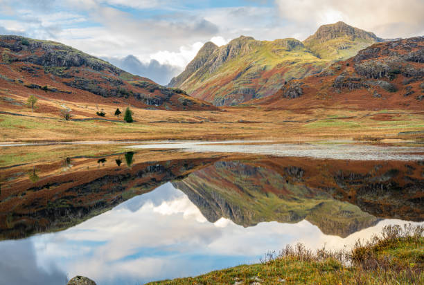 riflessioni a blea tarn nella langdales hanging valley nel lake district, cumbria, inghilterra - uk mountain color image cumbria foto e immagini stock