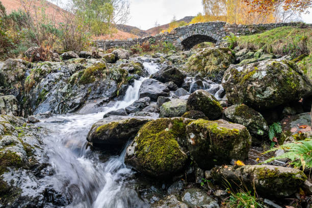 ashness packhorse bridge su watendlath beck nel lake district in cumbria, inghilterra - watendlath foto e immagini stock