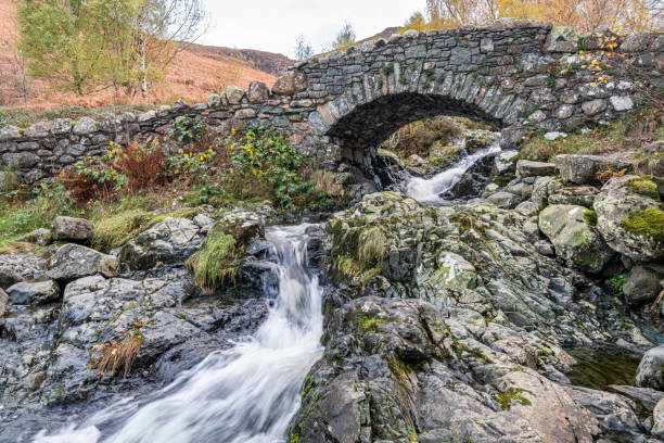 ashness packhorse bridge over watendlath beck in the lake district in cumbria, england - watendlath imagens e fotografias de stock