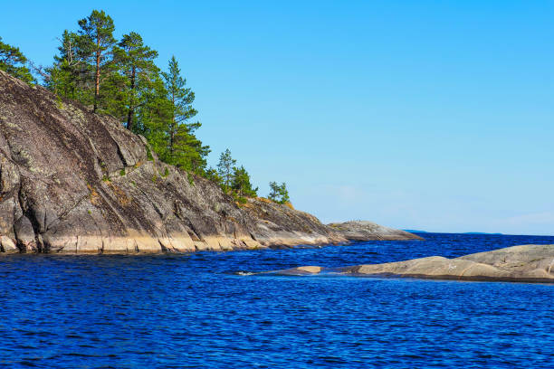 ラドーガ湖の島々, カレリア, ロシア.ラグガスケリー、北の自然。旅行 カレリア - skerries ストックフォトと画像