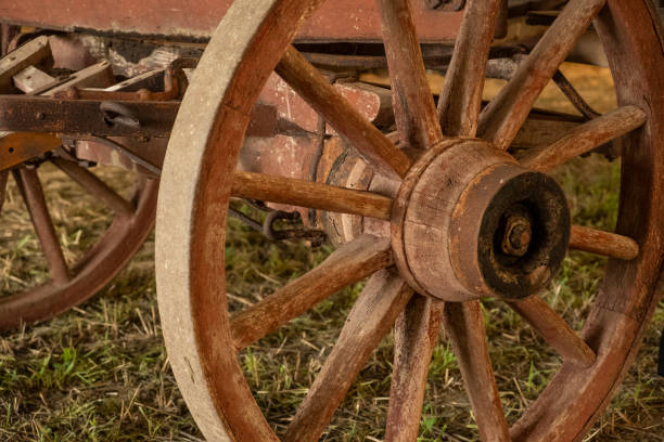 ruota del carro antico - wagon wheel foto e immagini stock