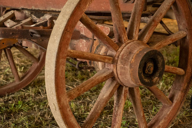 アンティークワゴンホイール - wagon wheel ストックフォトと画像