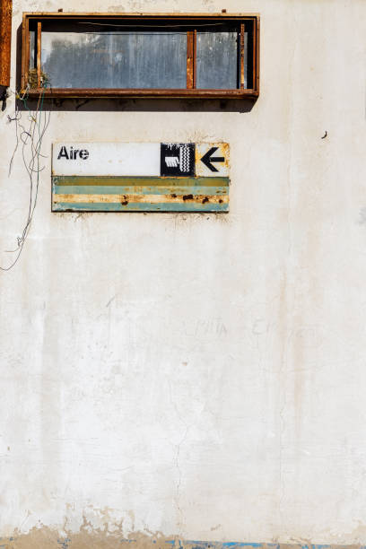 air pump sign written in spanish at abandoned gas station - station retro revival gas station old imagens e fotografias de stock