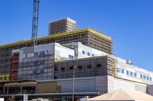 un nouvel hôpital médical massif est en construction - hospital built structure building exterior architecture photos et images de collection
