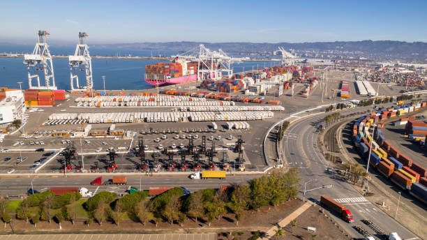 logistique du fret au port d’oakland - oakland california commercial dock harbor california photos et images de collection