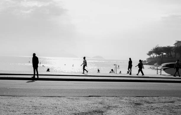 vista desde la avenida copacabana en río - brazil bicycle rio de janeiro outdoors fotografías e imágenes de stock