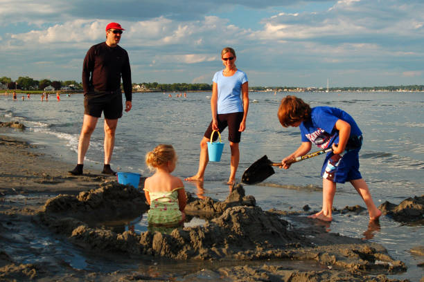 familienspaß am strand - lifestyles child beach digging stock-fotos und bilder