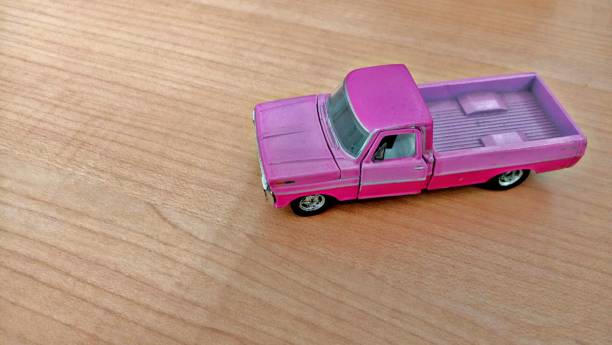 różowy pickup miniaturowy - pick up truck truck toy figurine zdjęcia i obrazy z banku zdjęć