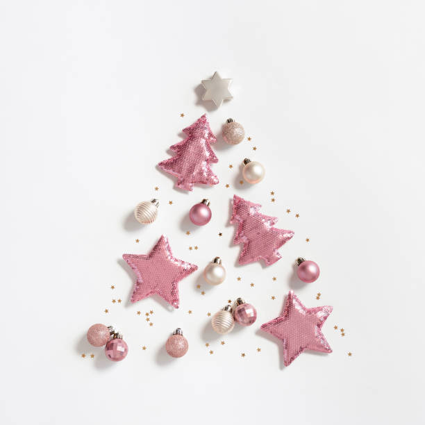 arbre de noël de jouets à paillettes de noël, composition minimale du nouvel an couleur rose, image monochrome. disposition des vacances du nouvel an - 5904 photos et images de collection