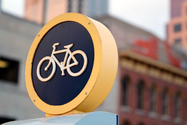 panneau de signalisation symbole de vélo avec arrière-plan flou de la ville. - 7292 photos et images de collection