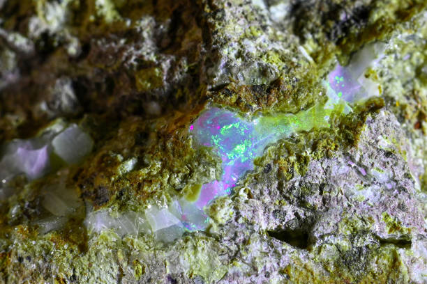 textura de piedra preciosa opalescente - fondo abstracto - opalescent fotografías e imágenes de stock