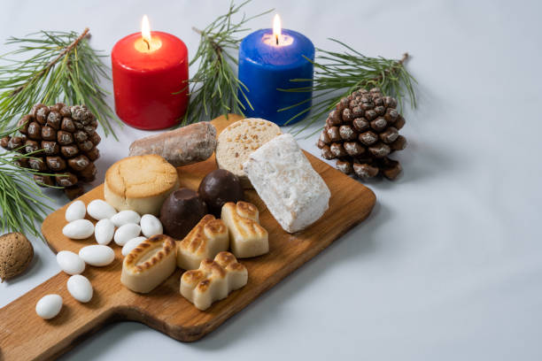 テーブルの上の典型的なクリスマスのお菓子 - torrone ストックフォトと画像