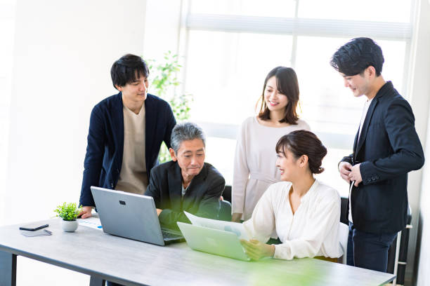 personas de negocios que trabajan en una oficina - manager marketing recruitment small business fotografías e imágenes de stock