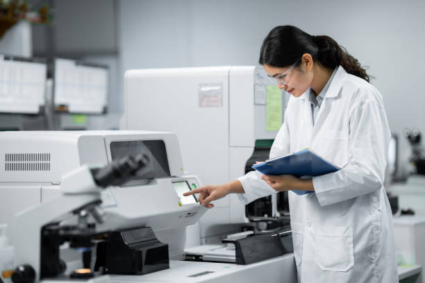 istock Laboratory technician, Asian medical technicians work in private laboratories. 1353189428
