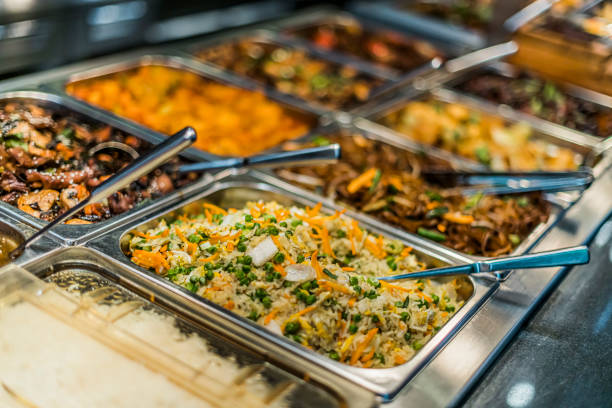 comida asiática vendida em uma praça de alimentação de shopping center - buffet - fotografias e filmes do acervo