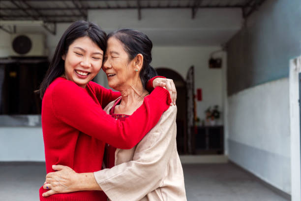 어머니와 성인 딸 사이의 정서적 재회 - chinese ethnicity family togetherness happiness 뉴스 사진 이미지