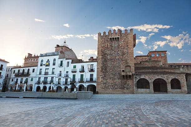 caceres plaza principal al amanecer en un día de verano - caceres fotografías e imágenes de stock