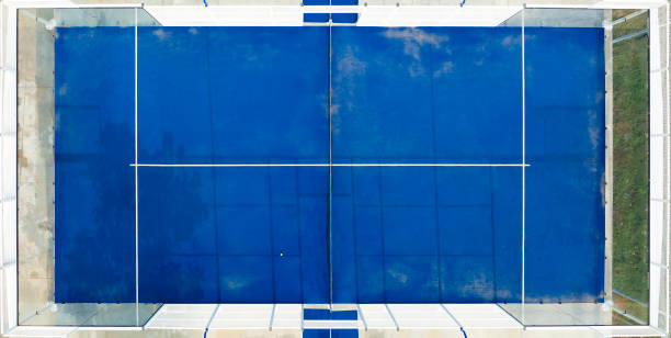 vista dall'alto, splendida vista aerea di un campo da paddle blu. il padel è un mix tra tennis e squash. di solito si gioca in doppio su un campo chiuso. - padel foto e immagini stock