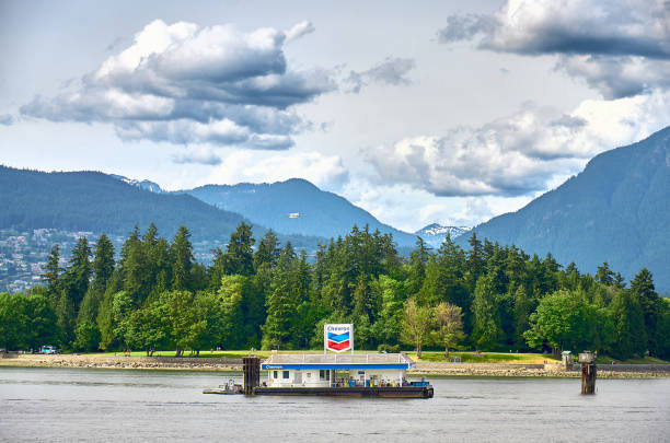 posto de gasolina flutuante em vancouver harbor. - vancouver harbor vancouver harbor marina - fotografias e filmes do acervo