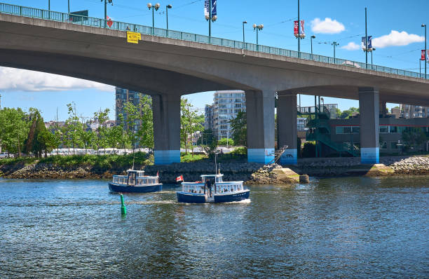 вид на центр ванкувера летом. - false creek стоковые фото и изображения