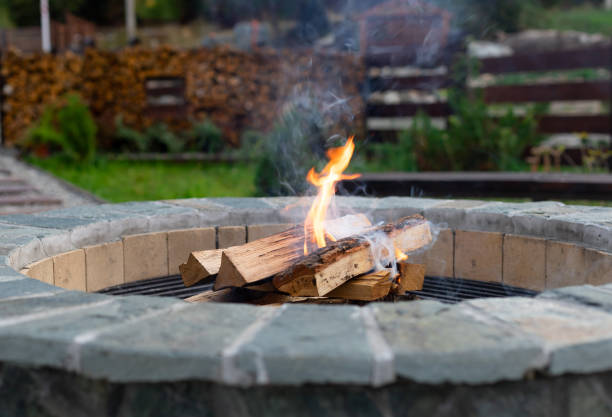 strefa relaksu z płonącym ogniskiem, kanapa - fire pit fire fireplace outdoors zdjęcia i obrazy z banku zdjęć