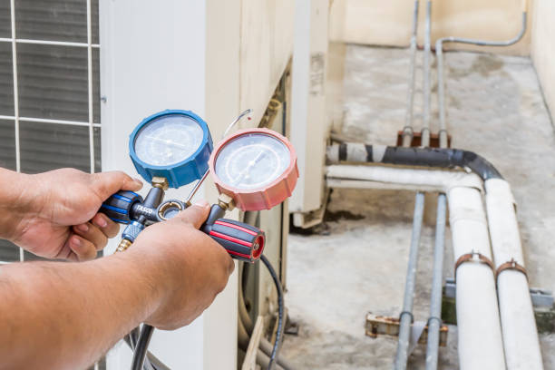 luftreparaturmechaniker mit messgeräten zum befüllen von industriellen fabrikklimaanlagen und zur überprüfung der wartung der außenluftkompressoreinheit. - preventative maintenance stock-fotos und bilder