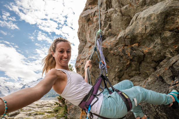 wspinacz górski na skalnej ścianie robiąc selfie - mountain climbing rock climbing motivation awe zdjęcia i obrazy z banku zdjęć