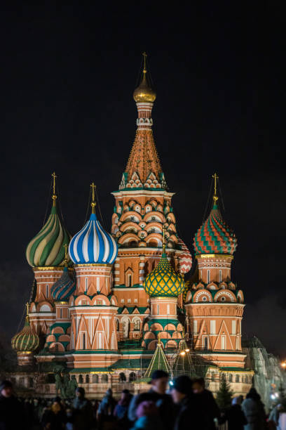 밤에 모스크바의 세인트 바질 대성당. 오늘 밤 성 바실리 대성당. 겨울에는 눈이 내리는 러시아 모스크바에서 열리는 성 바질 대성당. - snow cupola dome st basils cathedral 뉴스 사진 이미지