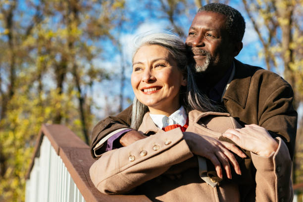 imagen narrativa de una pareja de ancianos multiétnicas enamoradas - senior adult fun autumn senior couple fotografías e imágenes de stock