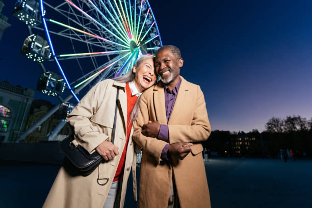 imagen narrativa de una pareja de ancianos multiétnicas enamoradas - senior adult fun autumn senior couple fotografías e imágenes de stock