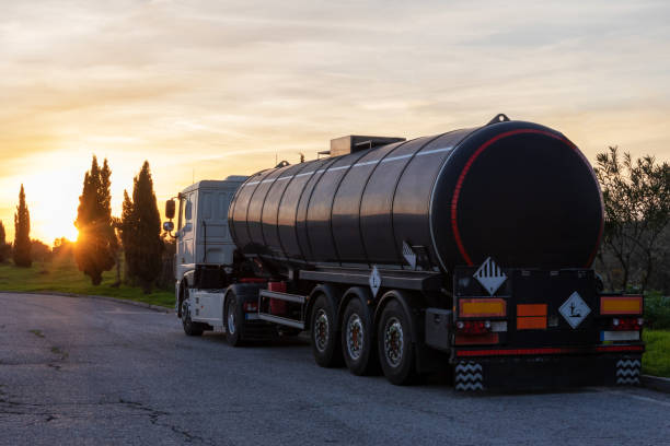 日没時に駐車危険物の輸送のためのタンカートラック。 - truck fuel tanker chemical transportation ストックフォトと画像
