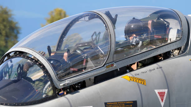 vista de cerca de los pilotos militares en la cabina del moderno avión de entrenamiento a reacción - pilot cockpit airplane training fotografías e imágenes de stock