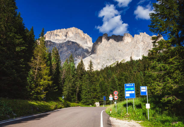 альпийская дорога sella pass в доломитовых альпах южный тироль италия - sella pass стоковые фото и изображения