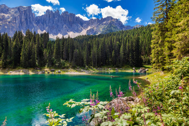 lago di carezza alto adige italia - latemar mountain range foto e immagini stock