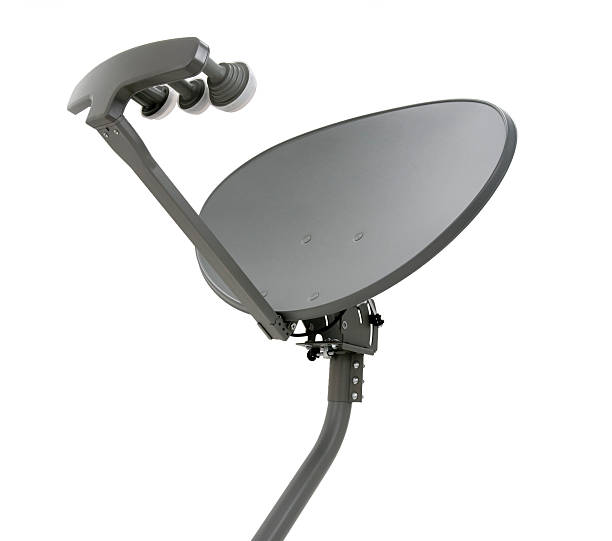 elíptico antena parabólica com mastro - satellite dish television aerial isolated satellite tv imagens e fotografias de stock