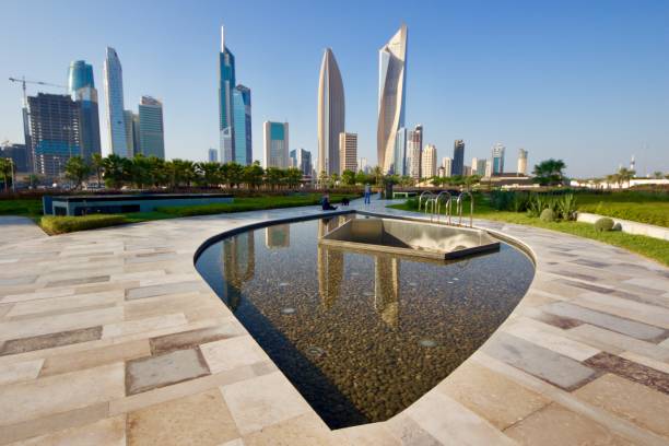 panorama kuwejtu odbita w fontannie w parku al shaheed w kuwejcie - kuwait city zdjęcia i obrazy z banku zdjęć