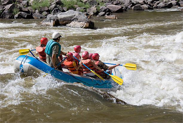 colorado, rafting en aguas rápidas - rafting white water rafting colorado water fotografías e imágenes de stock