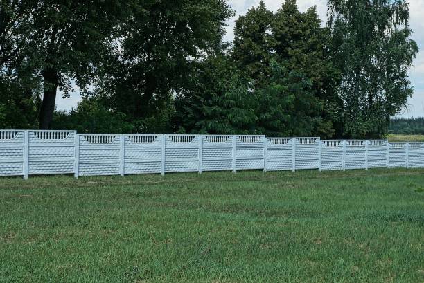 istock part of a long white concrete fence wall 1353269919