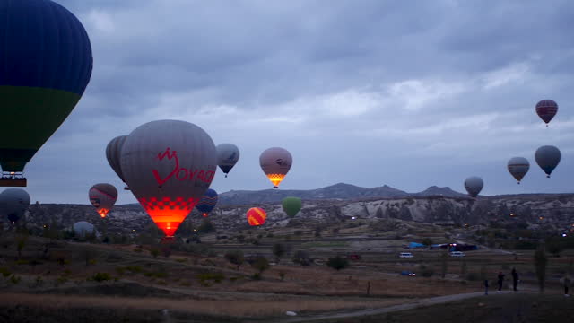 Dressoir Pionier wazig 290+ Couple Hot Air Balloon Stock Videos and Royalty-Free Footage - iStock  | Hot air balloon ride, Hot air balloon basket, Hot air balloon people